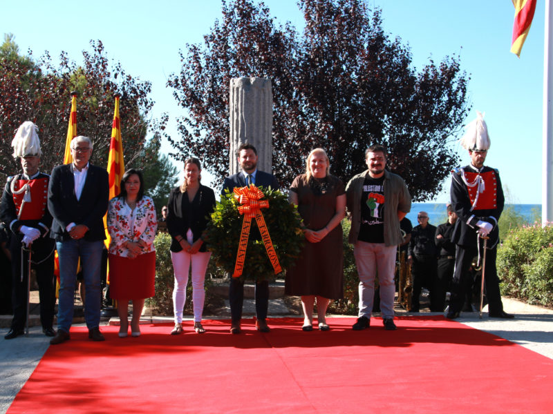 L'alcalde de Tarragona, Rubén Viñuales, i els portaveus de la resta de grups polítics de l'Ajuntament, en l'ofrena floral al monument Rafael Casanova Data de publicació: dijous 11 de setembre del 2025, 11:21 Localització: Tarragona Autor: Mar Rovira / Arnau Martínez