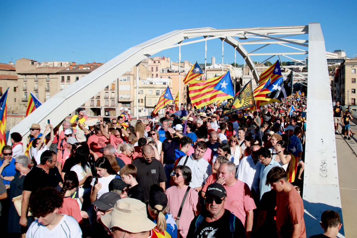 La manifestació trasncorre per sobre el pont de l'estat de Tortosa Data de publicació: dijous 11 de setembre del 2025, 19:32 Localització: Tortosa Autor: Mar Rovira