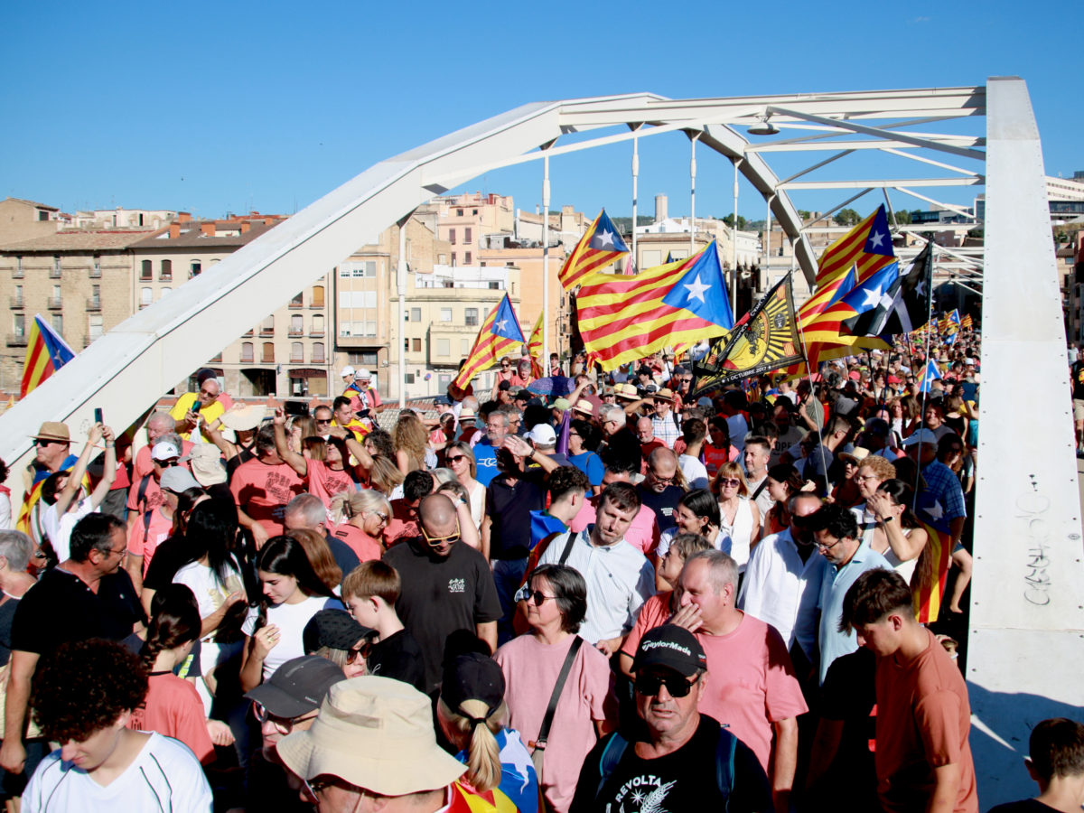 La manifestació trasncorre per sobre el pont de l'estat de Tortosa Data de publicació: dijous 11 de setembre del 2025, 19:32 Localització: Tortosa Autor: Mar Rovira