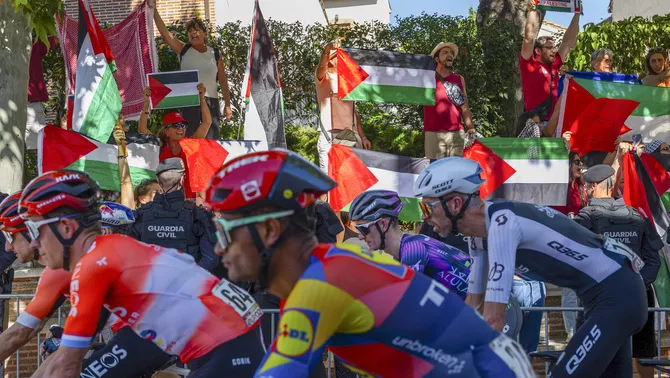 Banderes palestines a La Vuelta 2025. FOTO: EFE
