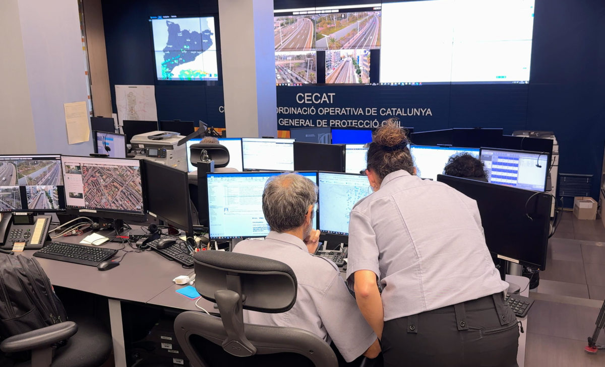 Membres de Protecció Civil consultant les previsions al Centre d'Emergències de Catalunya Data de publicació: dissabte 11 d’octubre del 2025, 18:56 Localització: Barcelona Autor: Àlex Recolons