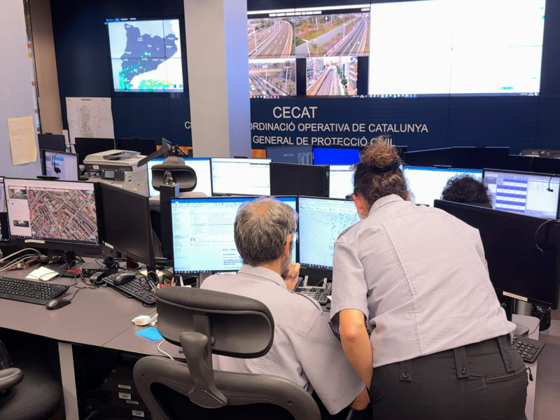 Membres de Protecció Civil consultant les previsions al Centre d'Emergències de Catalunya Data de publicació: dissabte 11 d’octubre del 2025, 18:56 Localització: Barcelona Autor: Àlex Recolons