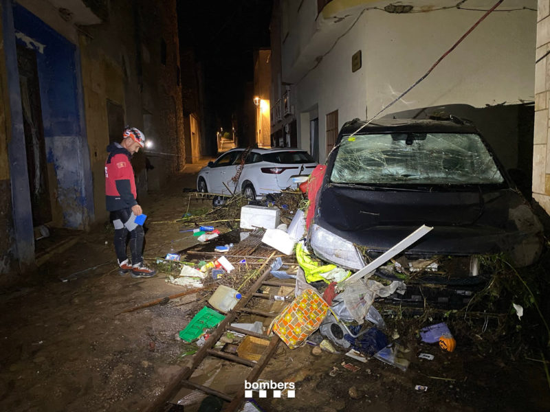 Un bomber en una de les actuacions, amb cotxes i residus acumulats. Data de publicació: dilluns 13 d’octubre del 2025, 07:22 Localització: Barcelona Autor: Bombers de la Generalitat