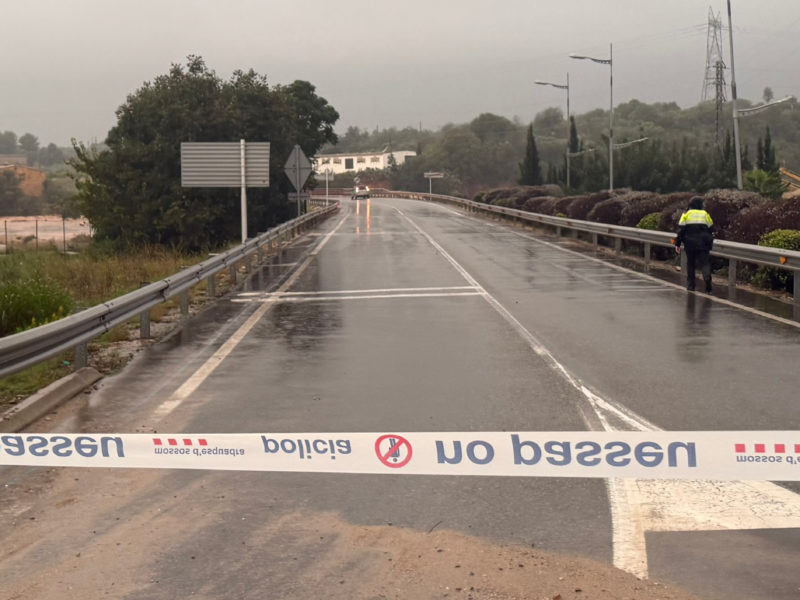 Pont de la T-344 tallat al trànsit Data de publicació: diumenge 12 d’octubre del 2025, 20:20 Localització: Masdenverge Autor: Jordi Marsal