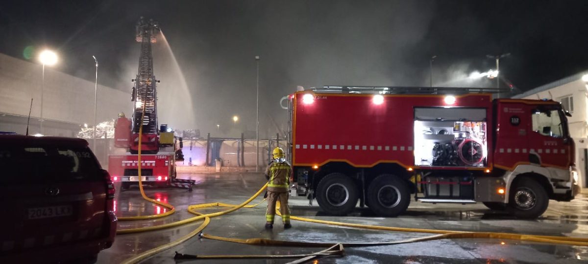 Un bomber ferit lleu en l'incendi d'una pila de residus a l'exterior d'una indústria a Constantí. Un total de 17 dotacions treballen en l'extinció del foc, que ja està controlat.