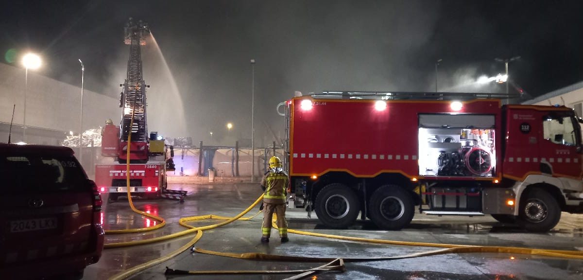 Un bomber ferit lleu en l'incendi d'una pila de residus a l'exterior d'una indústria a Constantí. Un total de 17 dotacions treballen en l'extinció del foc, que ja està controlat.