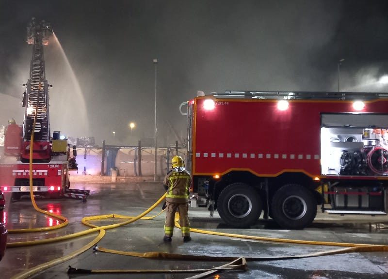 Un bomber ferit lleu en l'incendi d'una pila de residus a l'exterior d'una indústria a Constantí. Un total de 17 dotacions treballen en l'extinció del foc, que ja està controlat.