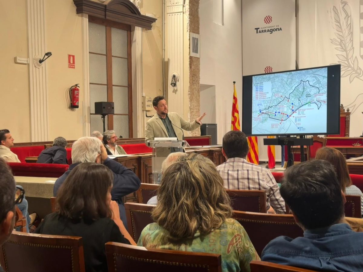Viñuales es reuneix amb el veïnat per explicar les actuacions a la Part Baixa per fer front a les inundacions