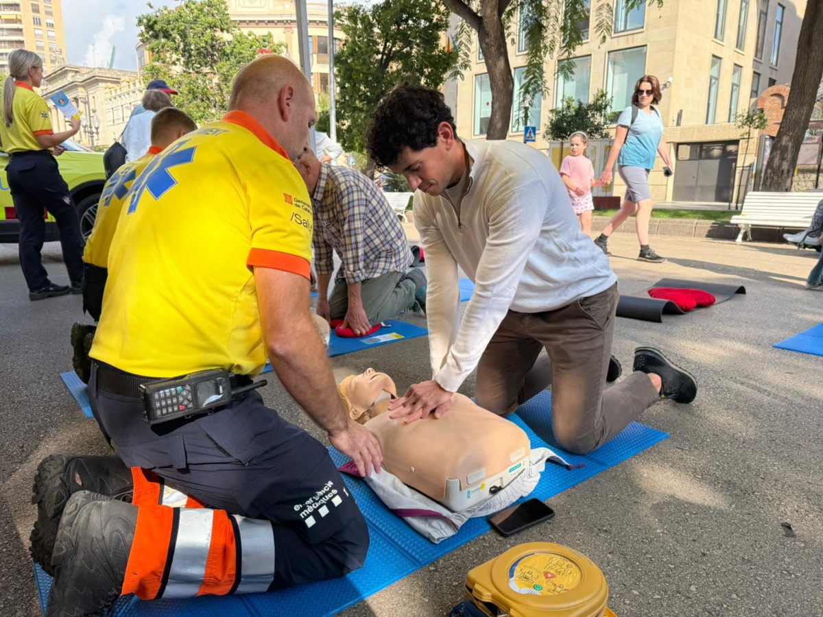Els professionals del SEM surten al carrer per ensenyar a fer maniobres de reanimació cardiopulmonar