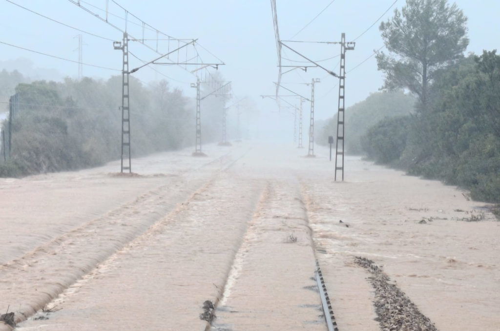 Vies del tren negades al Montsià Data de publicació: diumenge 12 d’octubre del 2025, 20:20 Localització: Ulldecona Autor: Renfe