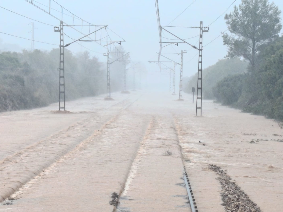 Vies del tren negades al Montsià Data de publicació: diumenge 12 d’octubre del 2025, 20:20 Localització: Ulldecona Autor: Renfe