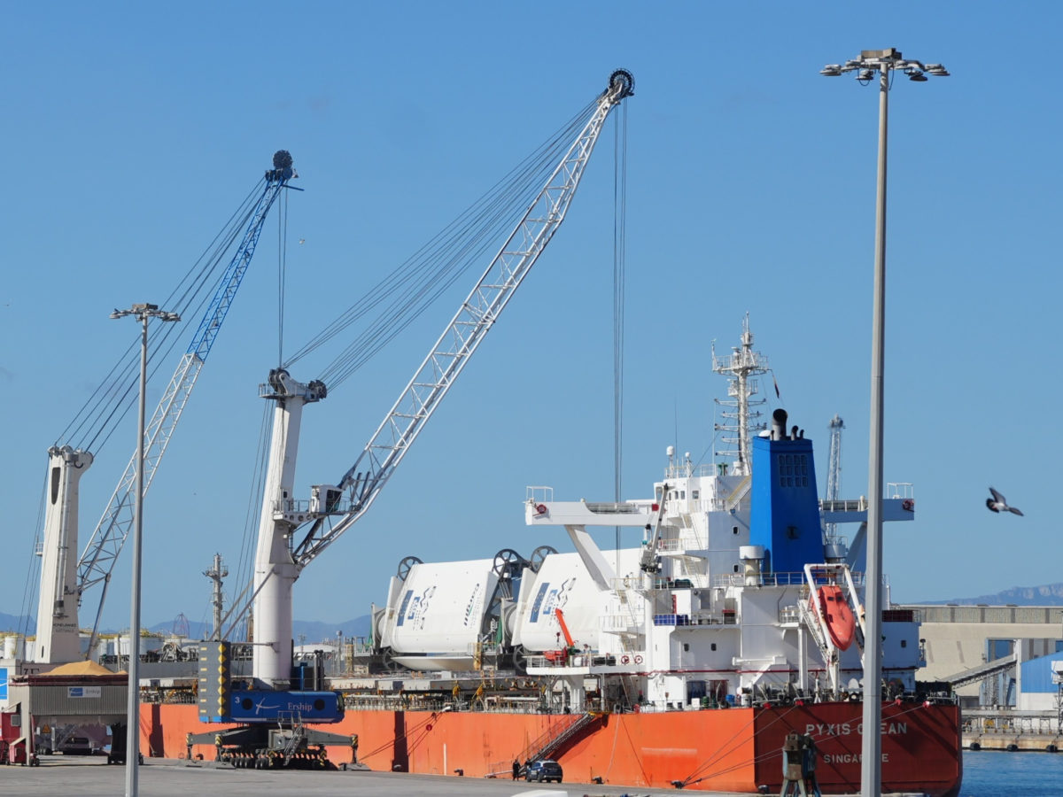 El primer vaixell de càrrega del món propulsat amb tecnologia eòlica fa escala al Port de Tarragona