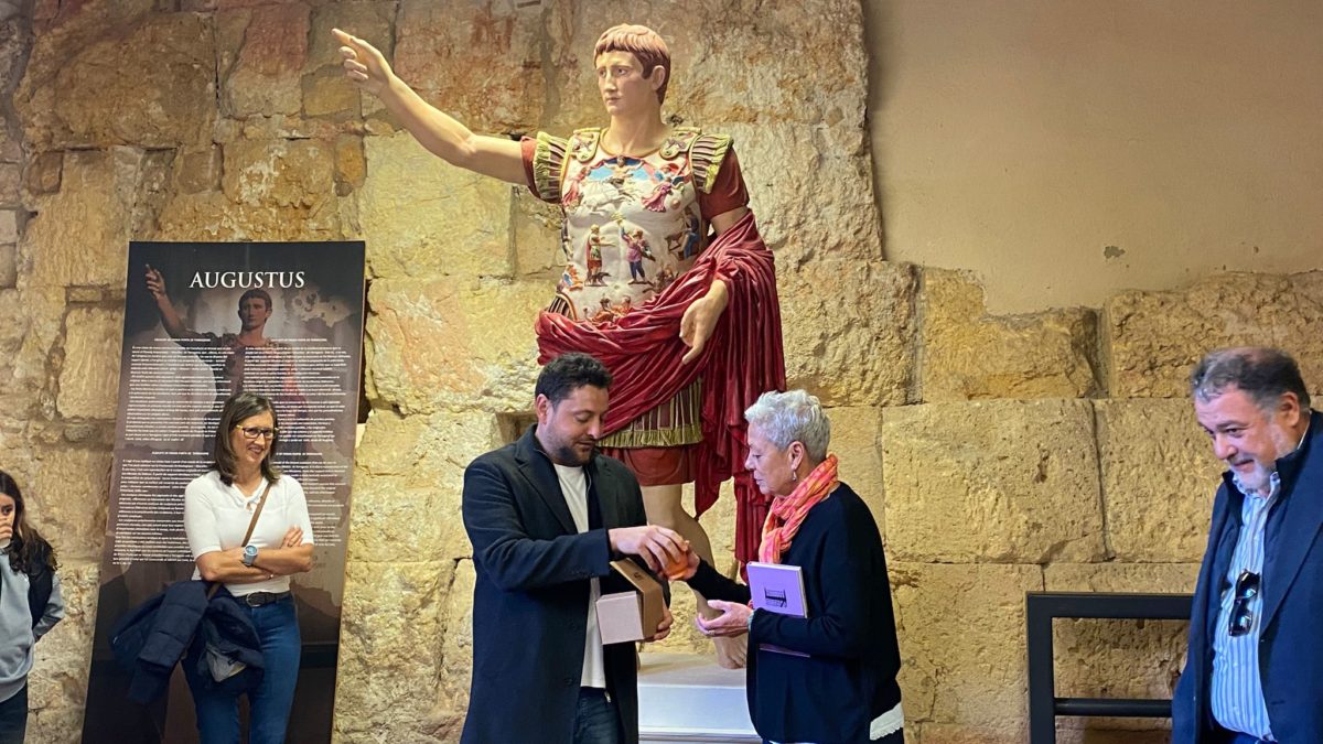 L'alcalde de Tarragona, Rubén Viñuales, lliura un obsequi a l'alcaldessa de la la Vall de Boí, Sònia Bruguera