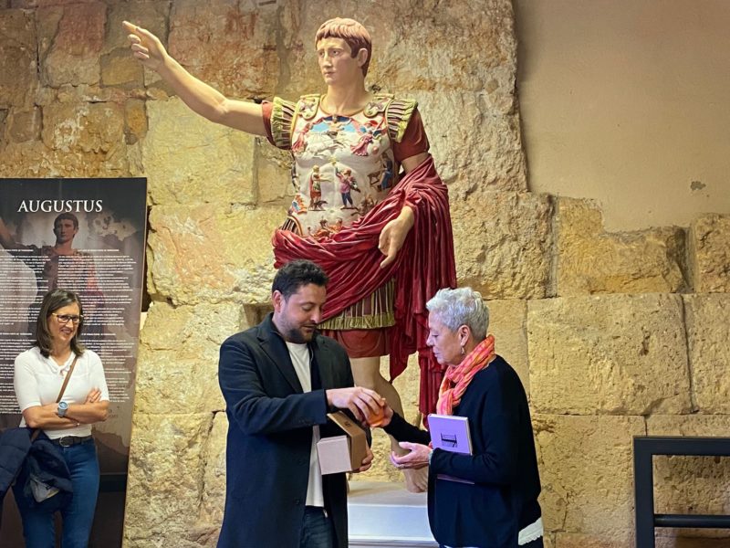 L'alcalde de Tarragona, Rubén Viñuales, lliura un obsequi a l'alcaldessa de la la Vall de Boí, Sònia Bruguera