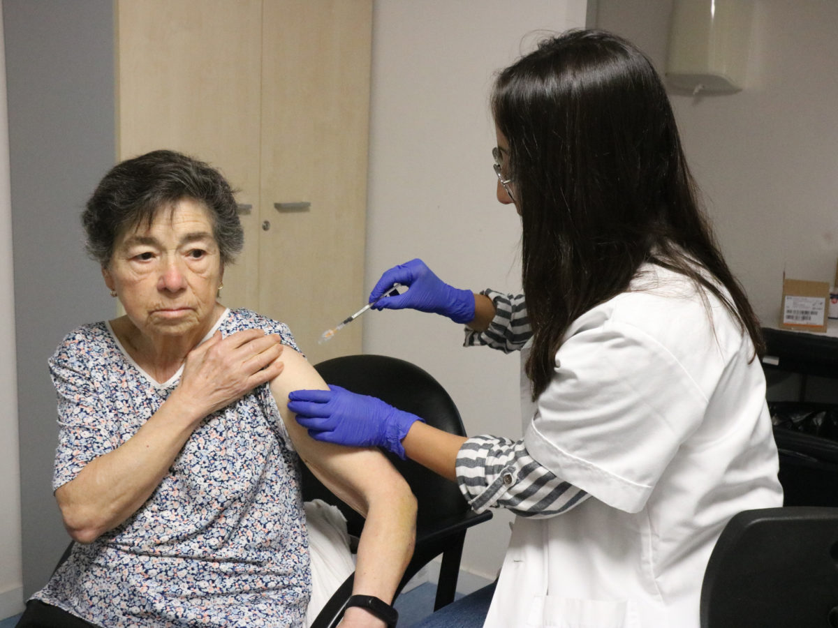 Salut obre la vacunació contra la grip a tota la població dilluns amb la previsió d’assolir el nivell moderat en 15 dies