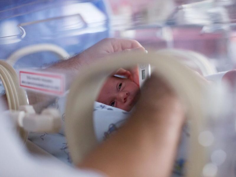 Un projecte pioner integrarà IA i simulació virtual per reforçar l’acompanyament expert a les unitats neonatals