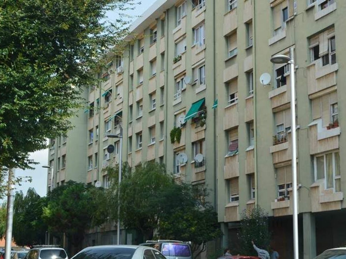 Veïns de ‘Les Cases de Colors’ estudien denunciar l’Agència de l’Habitatge per la deixadesa dels edificis on viuen