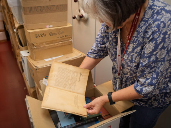 La URV amplia el fons documental del CRAI amb les donacions de dos particulars