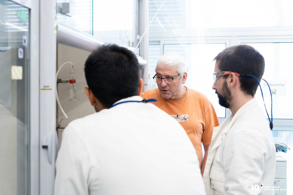Investigadors del projecte MAGNESIS de l'ICIQ, que vol descobrir com els camps magnètics poden millorar processos químics clau per produir energia i materials sostenibles