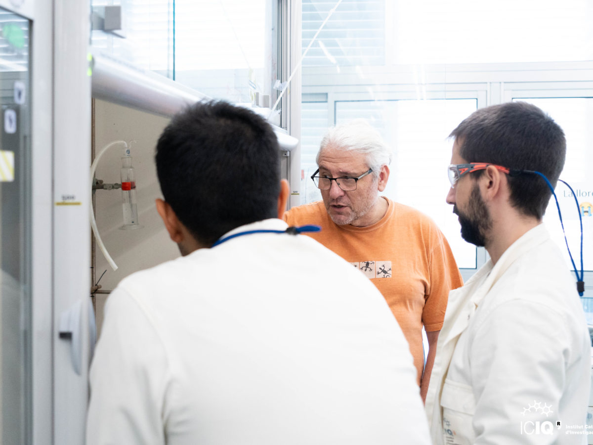 Investigadors del projecte MAGNESIS de l'ICIQ, que vol descobrir com els camps magnètics poden millorar processos químics clau per produir energia i materials sostenibles