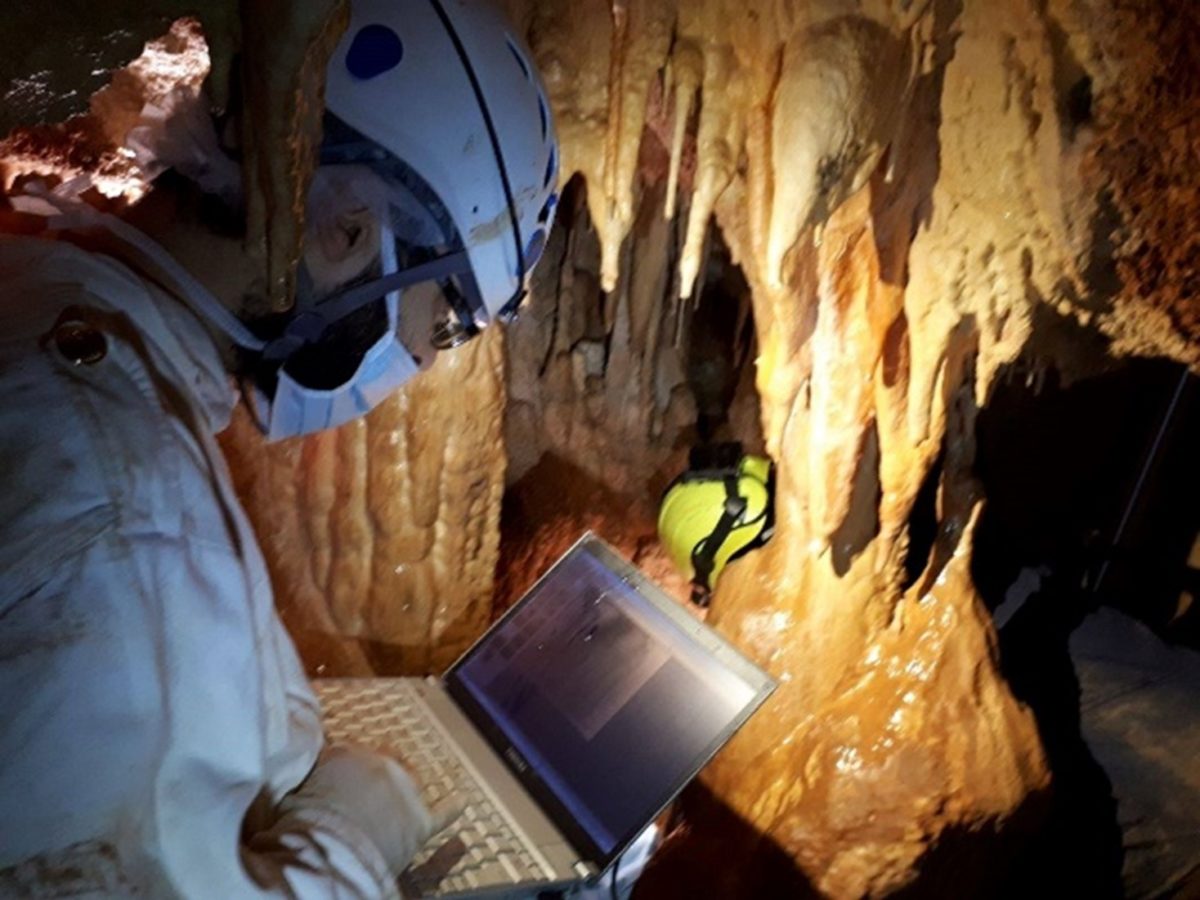 El crani de l'Home d'Altamura es va extreure virtualment mitjançant diverses tècniques d'adquisició digital: el procediment va ser especialment complex per la seva ubicació entre dues càmeres càrstiques de mida limitada. Foto: Constantino Buzi / IPHES-CERCA