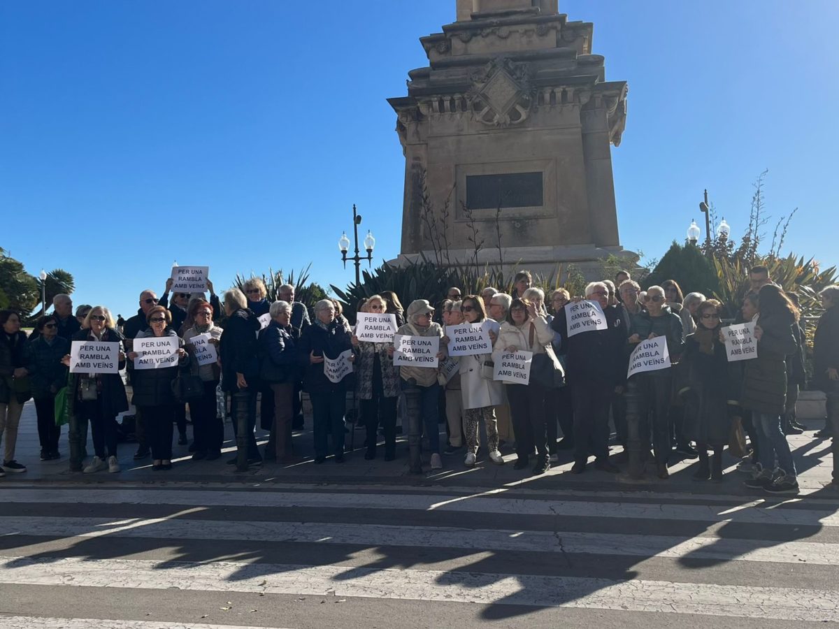Una cinquantena de persones es concentren per demanar “una Rambla amb veïns”