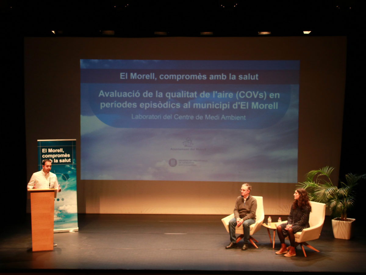 L'alcalde del Morell, Eloi Calbet, i els responsables de l’estudi sobre la qualitat de l'aire, en la presentació de l'informe al Centre Cultural del municipi Data de publicació: dimarts 18 de novembre del 2025, 20:44 Localització: El Morell Autor: Mar Rovira