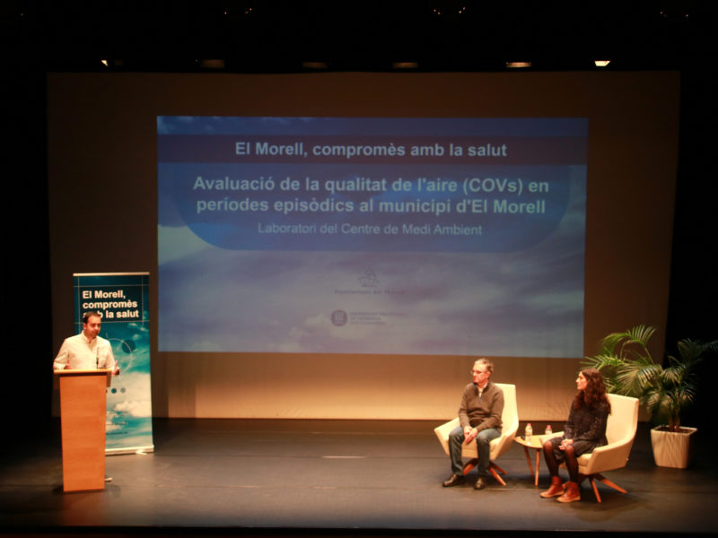 L'alcalde del Morell, Eloi Calbet, i els responsables de l’estudi sobre la qualitat de l'aire, en la presentació de l'informe al Centre Cultural del municipi Data de publicació: dimarts 18 de novembre del 2025, 20:44 Localització: El Morell Autor: Mar Rovira