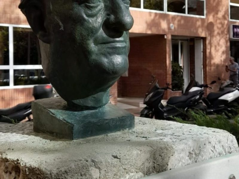 Netegen el bust de bronze del metge Josep Roig i Raventós