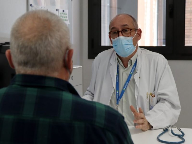 Mascareta obligatòria en centres de salut, hospitals i residències per contenir la grip