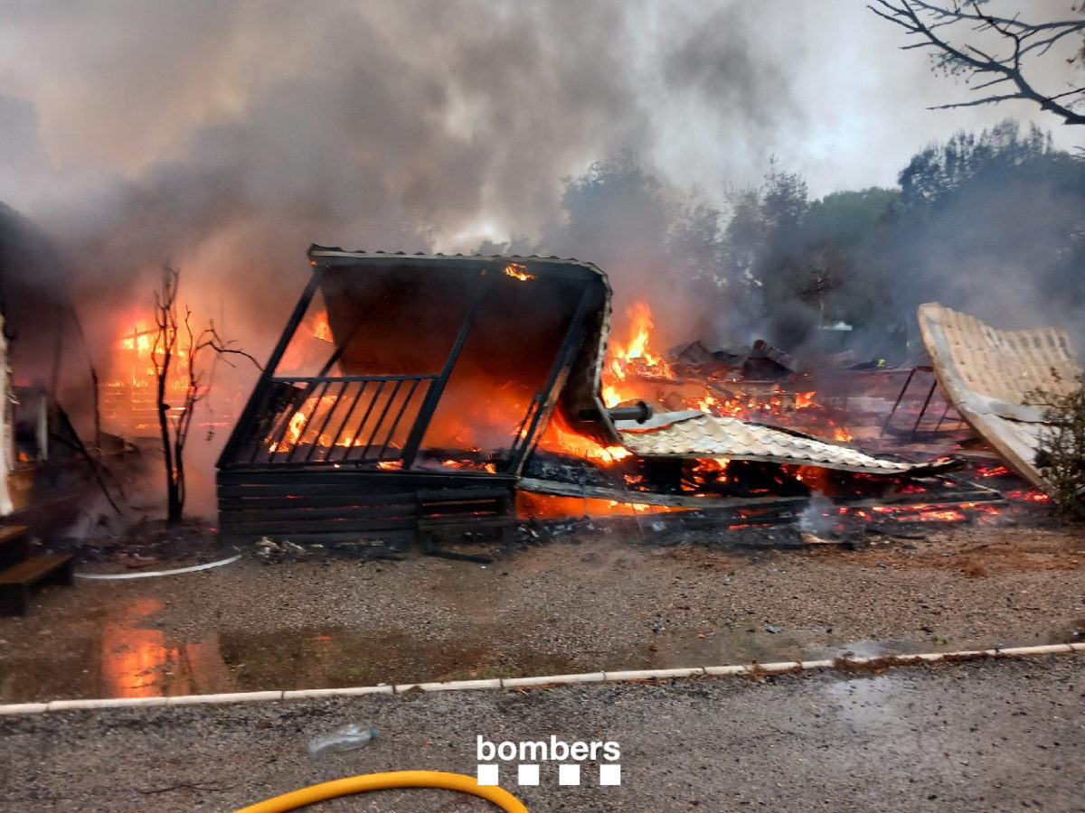 Controlat un incendi de bungalous sense ferits en un càmping de Vandellòs i l’Hospitalet de l’Infant