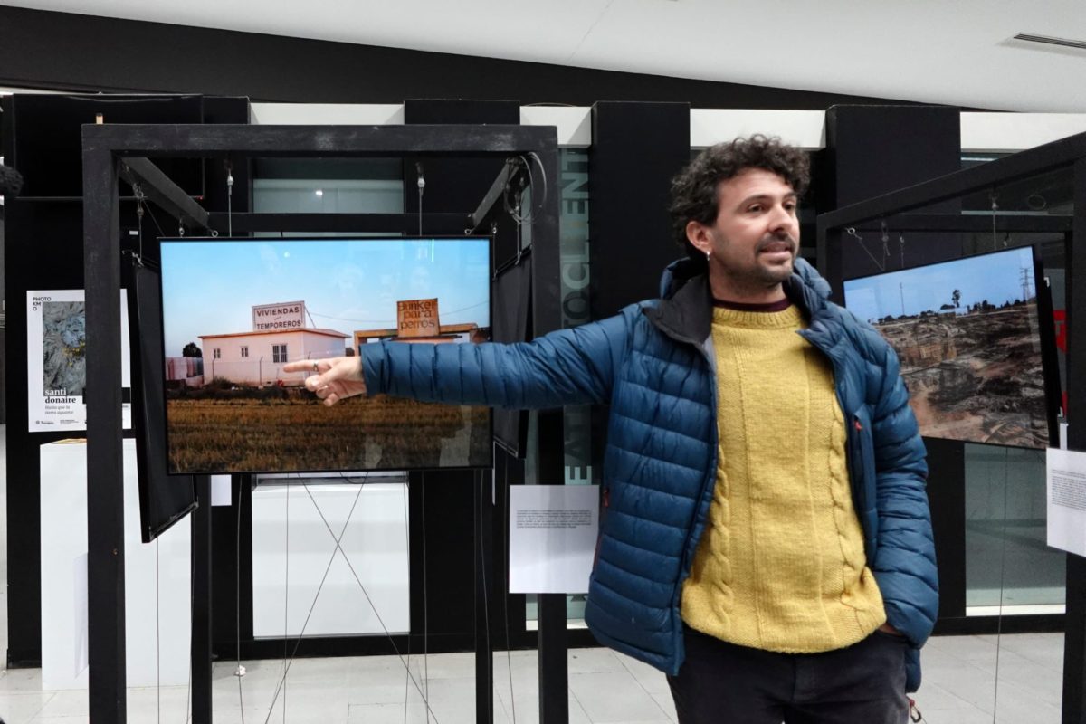 Santi Donaire. Novembre 2025. L’exposició "Hasta que la tierra aguante" es pot visitar a l’Espai Estació KM0. Foto: Adrià Borràs @adriaborras