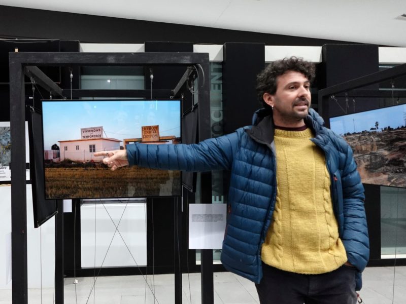 Santi Donaire. Novembre 2025. L’exposició "Hasta que la tierra aguante" es pot visitar a l’Espai Estació KM0. Foto: Adrià Borràs @adriaborras