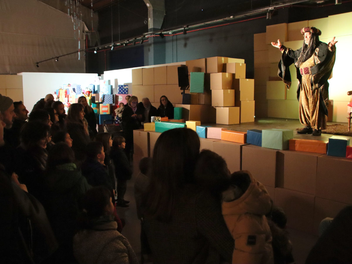 Els infants tarragonins lliuren les cartes als Reis amb l’obertura del Magatzem Reial