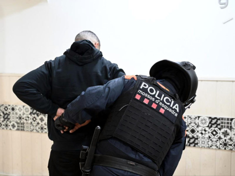 Un mosso d'esquadra escorcolla un individu en un bar del Vendrell. Data de publicació: divendres 21 de novembre del 2025, 21:27 Localització: Barcelona Autor: Mossos d'Esquadra