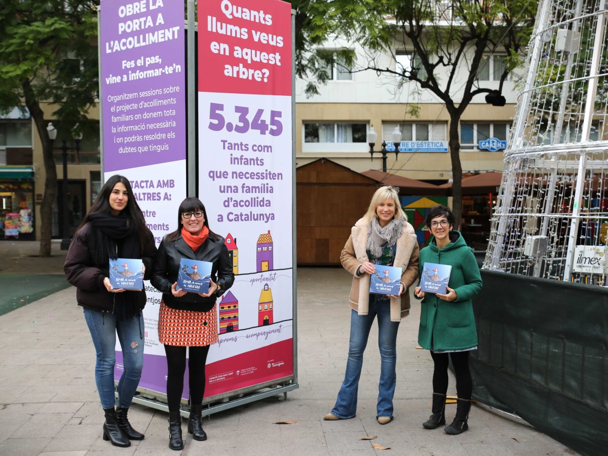 Contacontes a la plaça Verdaguer per conscienciar la ciutadania sobre els acolliments familiars d’infants