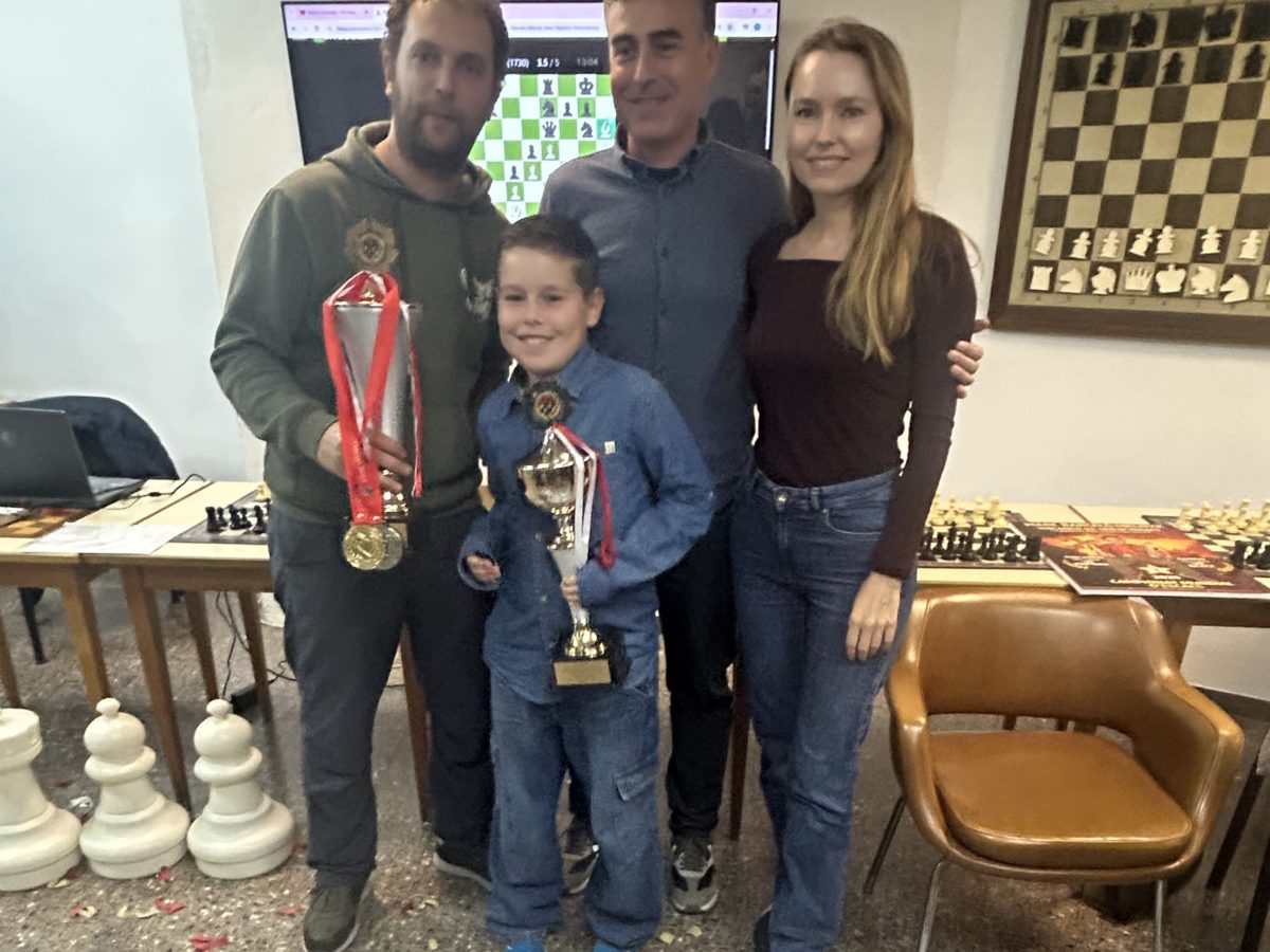 El tarragoní Marc Barceló, de només 9 anys, celebra el campionat del món d’escacs guanyat a Turquia