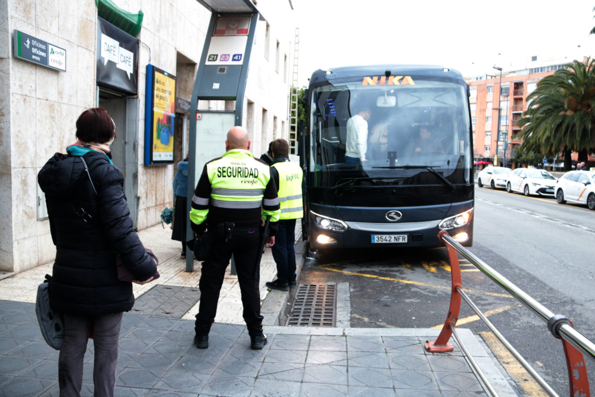 Un autobús amb destí a Reus i Barcelona recull els passatgers de Tarragona després de la suspensió del servei de Rodalies Data de publicació: dissabte 24 de gener del 2026, 14:17 Localització: Tarragona Autor: Ariadna Escoda