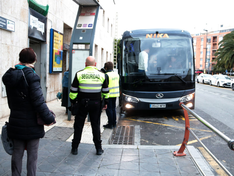 Un autobús amb destí a Reus i Barcelona recull els passatgers de Tarragona després de la suspensió del servei de Rodalies Data de publicació: dissabte 24 de gener del 2026, 14:17 Localització: Tarragona Autor: Ariadna Escoda
