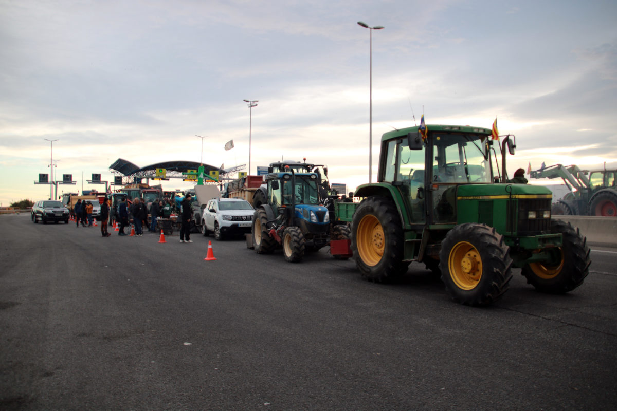 Tractors i vehicles aparcats i diversos pagesos bloquejant l’accés al port de Tarragona per rebutjar el Tractat de Mercosur Data de publicació: dijous 08 de gener del 2026, 19:48 Localització: Tarragona Autor: Mar Rovira