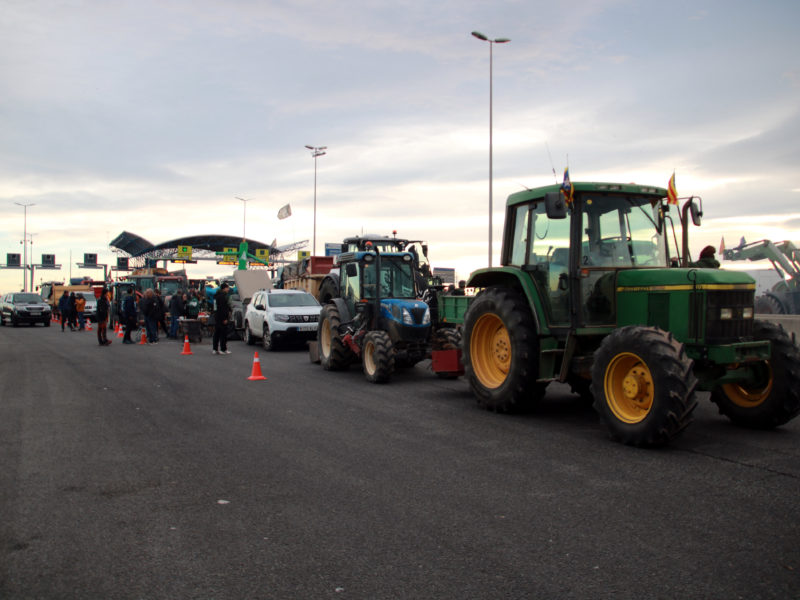 Tractors i vehicles aparcats i diversos pagesos bloquejant l’accés al port de Tarragona per rebutjar el Tractat de Mercosur Data de publicació: dijous 08 de gener del 2026, 19:48 Localització: Tarragona Autor: Mar Rovira