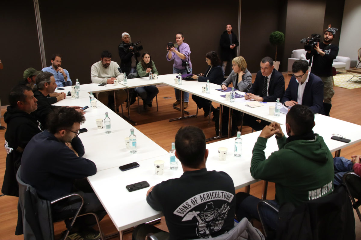 Representants dels pagesos i ramaders que bloquegen l'accés al port de Tarragona a l'inici de la reunió amb el conseller d'Agricultura, Òscar Ordeig, a Reus Data de publicació: divendres 09 de gener del 2026, 17:43 Localització: Reus Autor: Eloi Tost/Mar Rovira