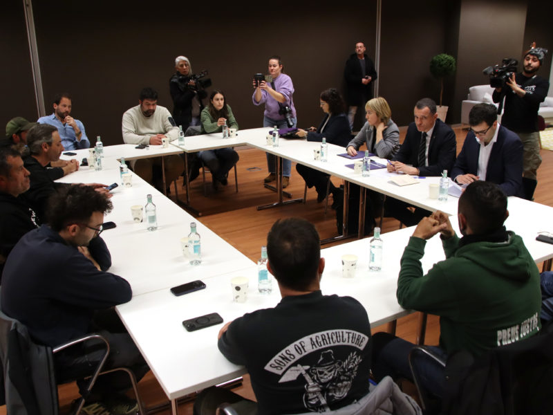 Representants dels pagesos i ramaders que bloquegen l'accés al port de Tarragona a l'inici de la reunió amb el conseller d'Agricultura, Òscar Ordeig, a Reus Data de publicació: divendres 09 de gener del 2026, 17:43 Localització: Reus Autor: Eloi Tost/Mar Rovira