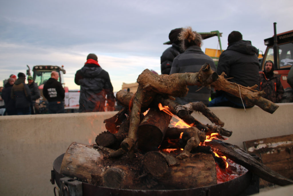 Pagesos tallant l’accés al port de Tarragona per rebutjar el Tractat de Mercosur Data de publicació: dijous 08 de gener del 2026, 19:48 Localització: Tarragona Autor: Mar Rovira
