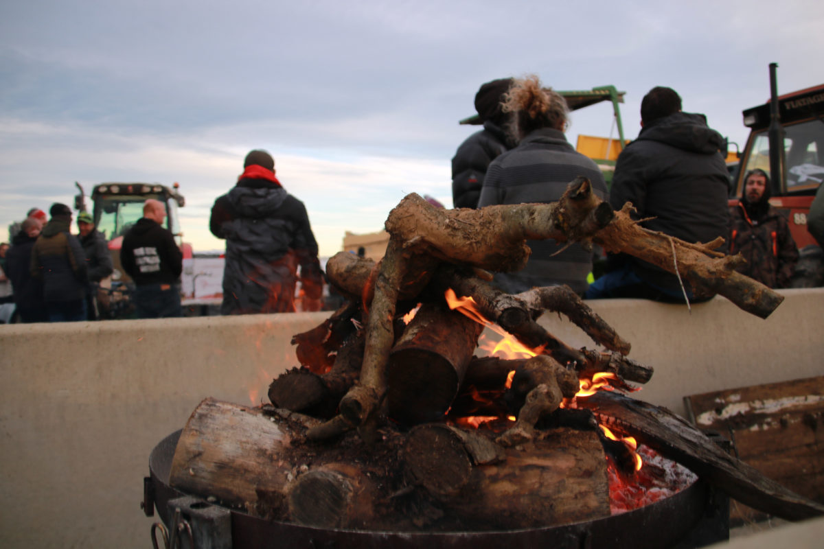 Pagesos tallant l’accés al port de Tarragona per rebutjar el Tractat de Mercosur Data de publicació: dijous 08 de gener del 2026, 19:48 Localització: Tarragona Autor: Mar Rovira