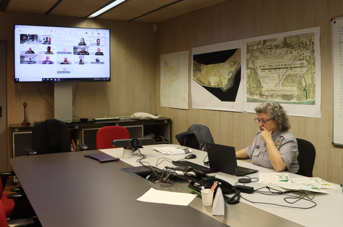 La subdirectora operativa de Protecció Civil, Imma Solé, condueix una reunió del comitè tècnic del pla Neucat per la previsió de nevades en els propers dies, al CECAT, al Departament d'Interior. Data de publicació: dissabte 03 de gener del 2026, 13:01 Localització: Barcelona Autor: Laura Fíguls