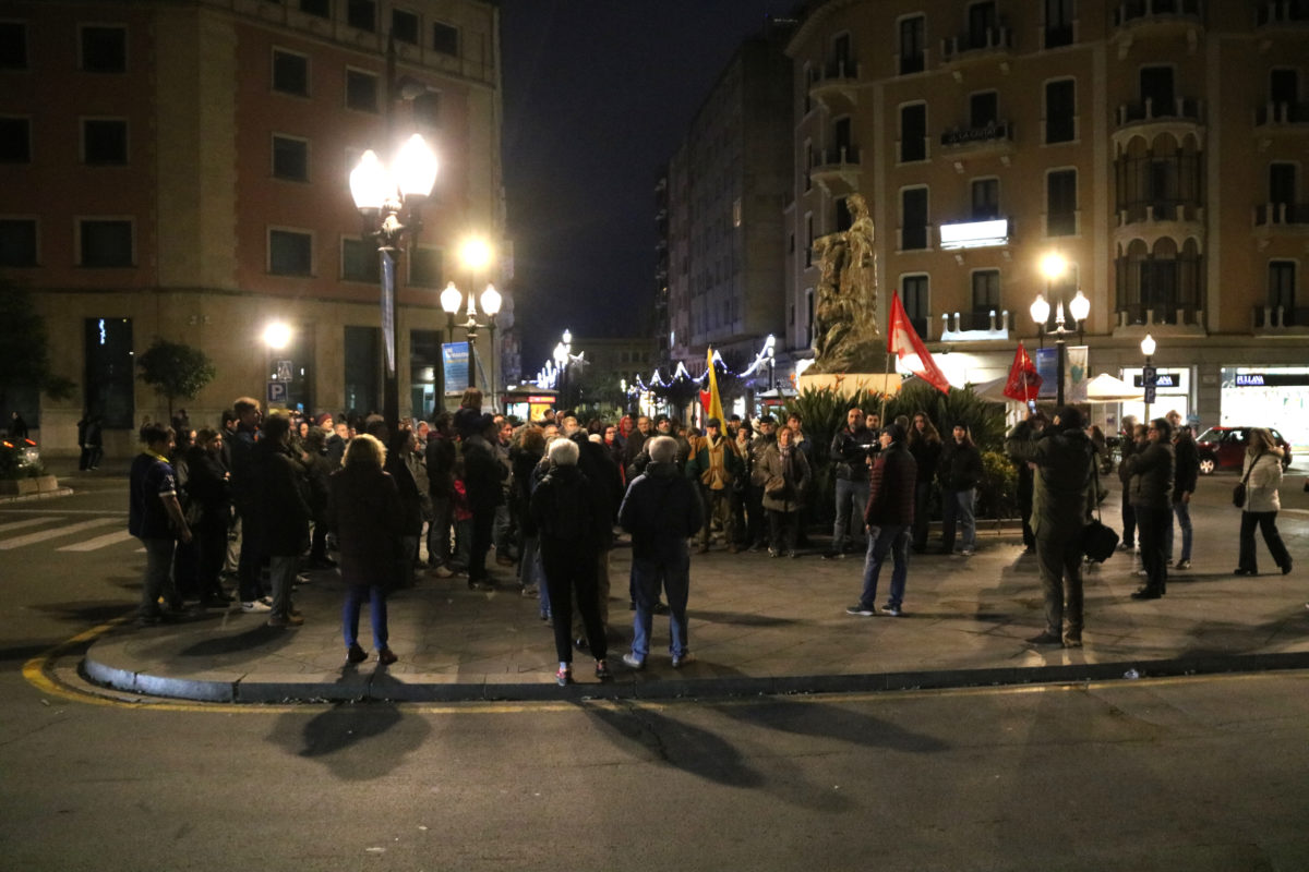 Concentració en defensa del poble veneçolà a Tarragona, a l'estàtua dels Despullats Data de publicació: dissabte 03 de gener del 2026, 19:16 Localització: Tarragona Autor: Anna Ferràs