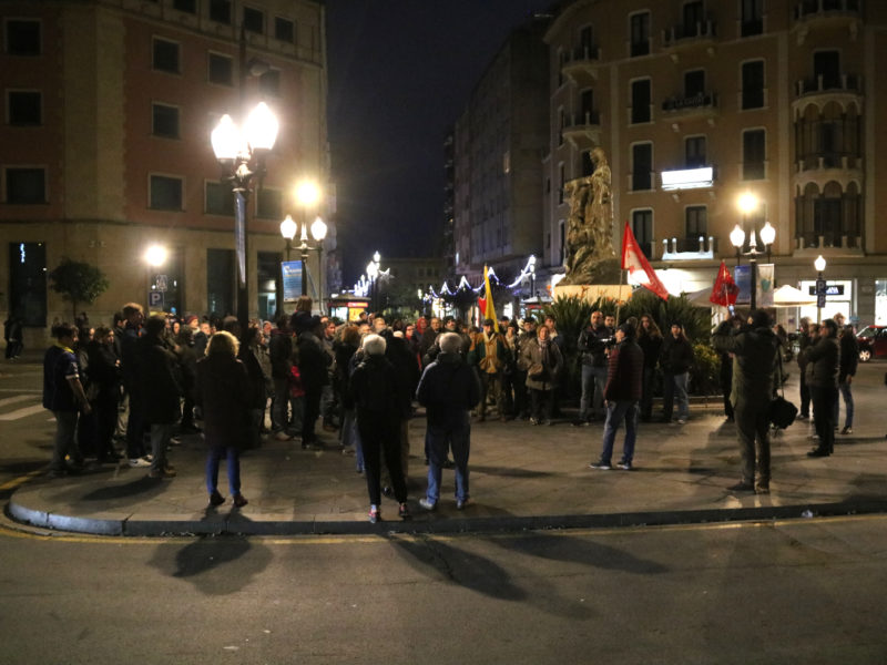 Concentració en defensa del poble veneçolà a Tarragona, a l'estàtua dels Despullats Data de publicació: dissabte 03 de gener del 2026, 19:16 Localització: Tarragona Autor: Anna Ferràs