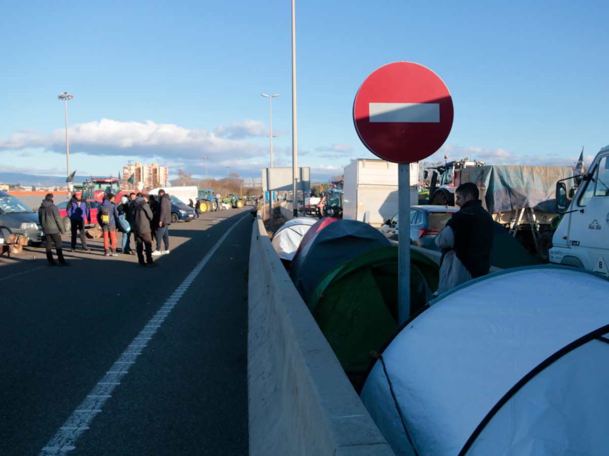 Tendes de campanya on alguns pagesos han passat la segona nit consecutiva del tall a l'accés principal del Port de Tarragona Data de publicació: dissabte 10 de gener del 2026, 11:06 Localització: Tarragona Autor: Ariadna Escoda
