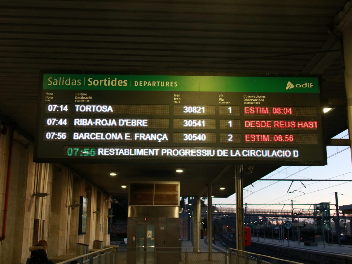 Represa del servei ferroviari a Tarragona amb retards d’entre 15 i 30 minuts de mitjana i poca afluència de viatgers